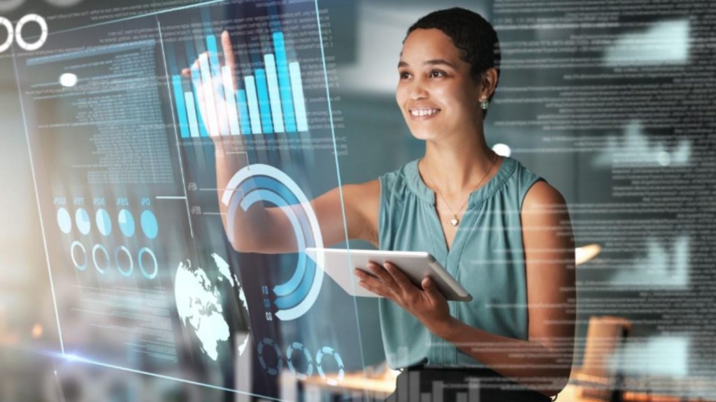 Profissional utilizando plataforma digital de ESG para analisar dados e relatórios de sustentabilidade em tempo real.